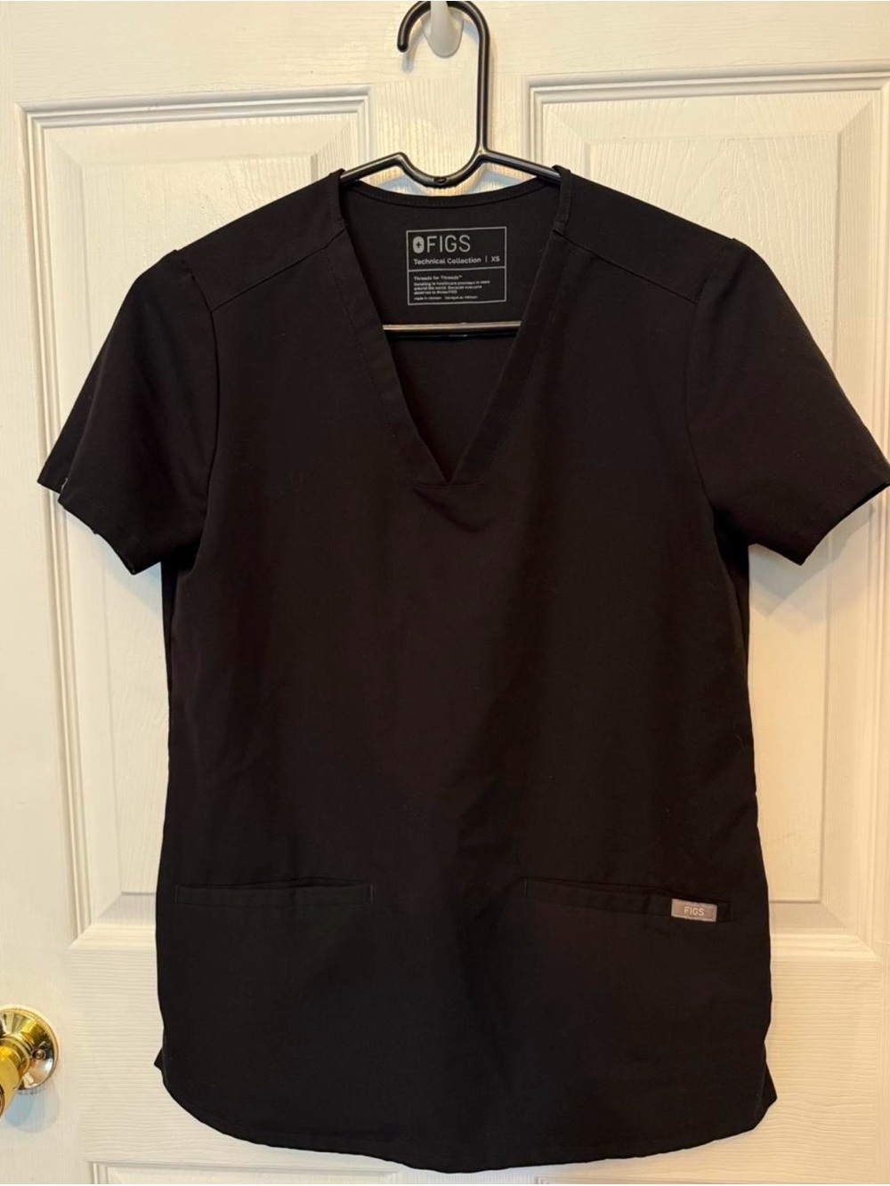 Figs Black 2 pocket scrub top